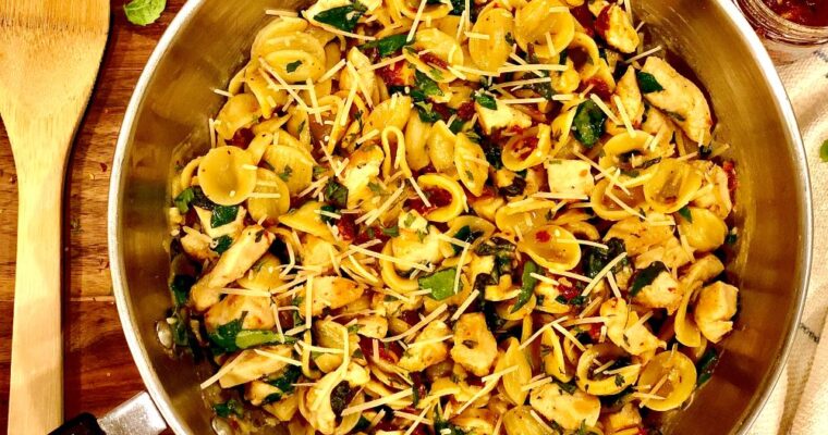 Pasta with chicken and sundried tomatoes