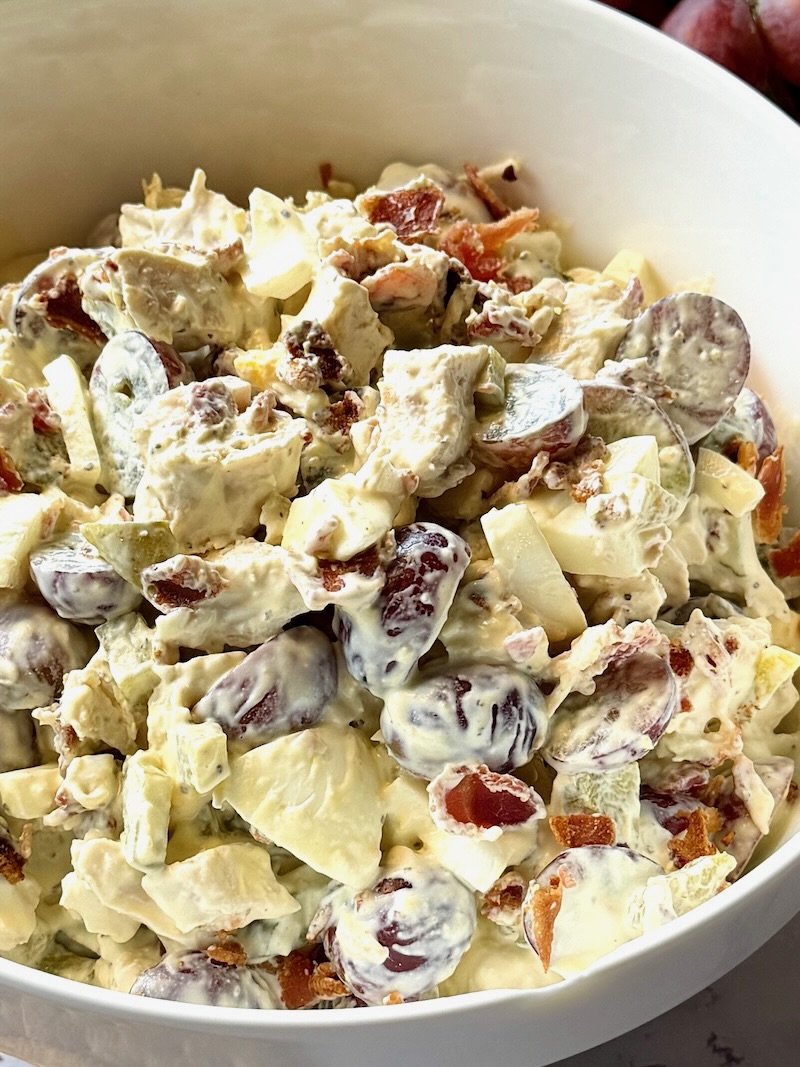 Close up of Easy chicken salad with bacon
