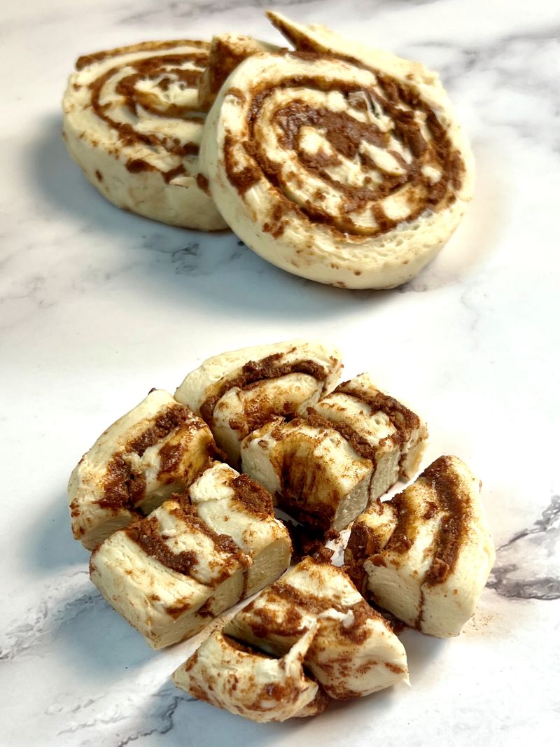 Cinnamon roll cut in 6 pieces.