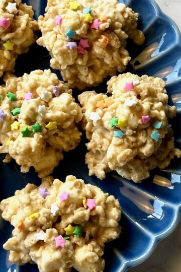 Avalanche cookies on a blue serving plate.