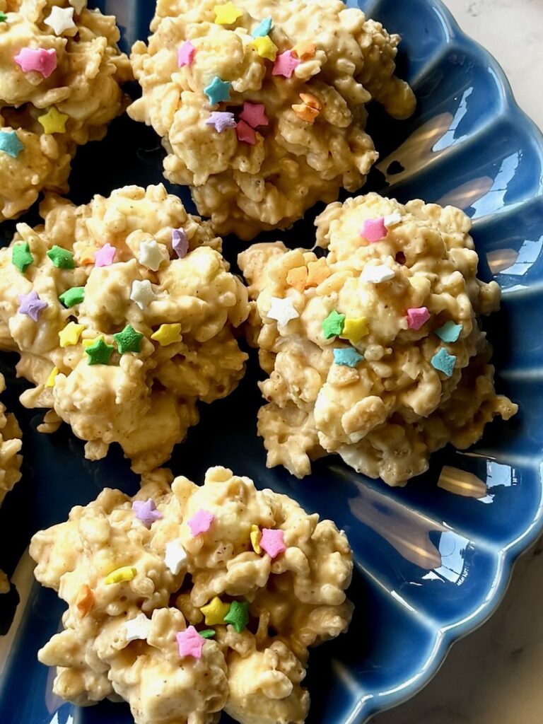 Avalanche cookies on a blue serving plate.